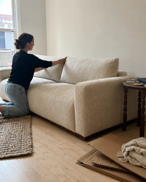 Bir müşterinin krem modüler kanepede yastıkları düzenlemesi
